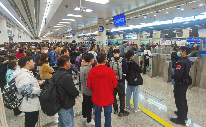 不少香港旅客經(jīng)深圳各口岸到其他大灣區(qū)城市游玩。黃俊生攝
